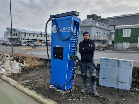 Magnús rafvirki Ísorku við nýju 150 kW hleðslustöðina á Ólafsvík