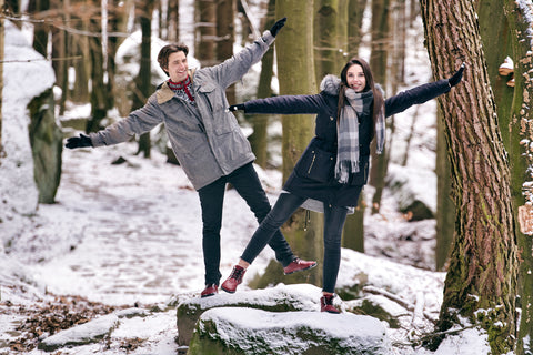 žena a muž na procházce v zimním lese v barefoot botách