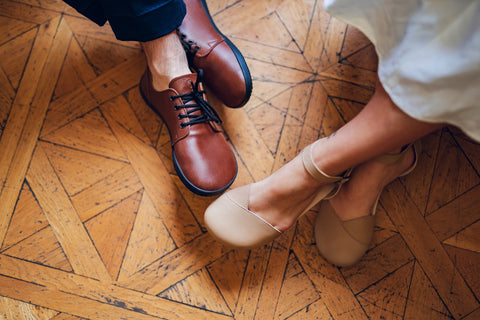 muž v obleku a žena v šatech, oba v barefoot botách Ahinsa shoes