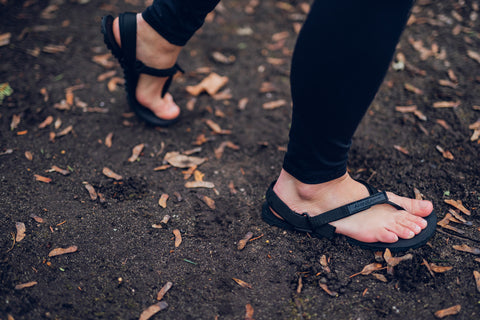 žena v trekových sandálech Ahinsa shoes jde přírodou