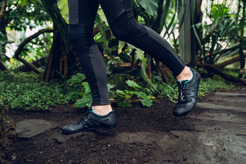 žena běží terénem v botách s nulovým dropem