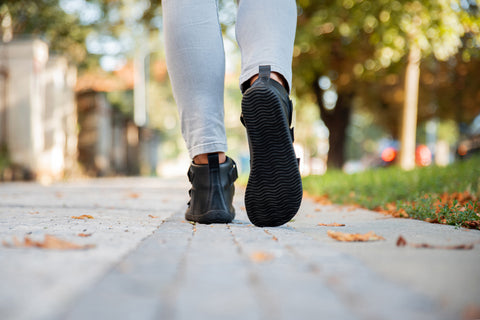 žena v barefoot podzimních botách Ahinsa shoes s nulovým dropem