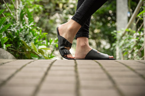 žena v barefoot nazouvacích pantoflích