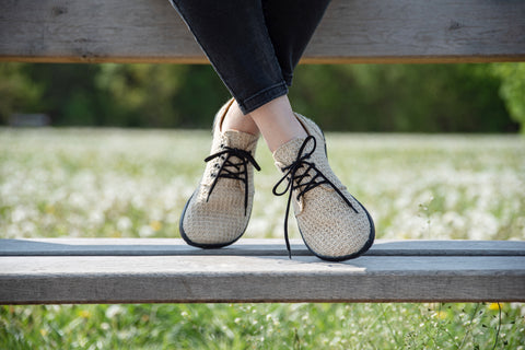 žena v barefoot botách Ahinsa shoes stojí na špičkách