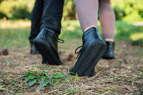 Muž a žena jdou lesem v barefoot botách Ahinsa shoes