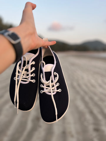 Barefoot tenisky Ahinsa shoes na pláži