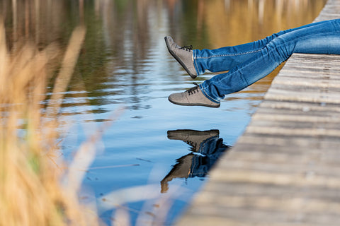 žena v barefoot botách Ahinsa shoes u jezera