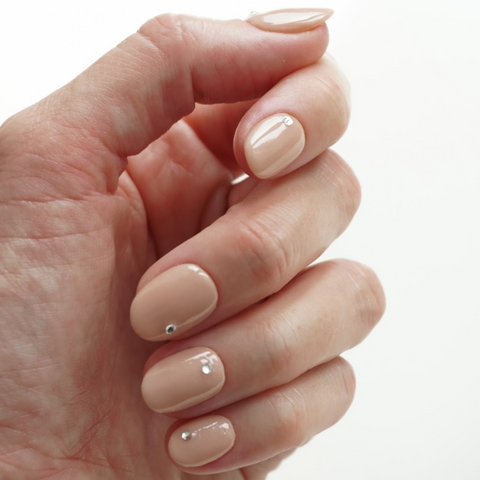 Ovale nagels in nude met glinsterende steentjes