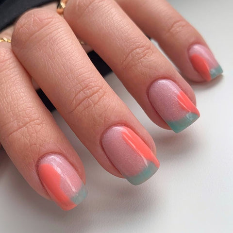 Vierkante nagels met patroon in turquoise en oranje