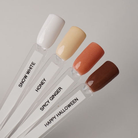 Ongles de présentation dans les couleurs blanc, jaune clair, orange et marron.