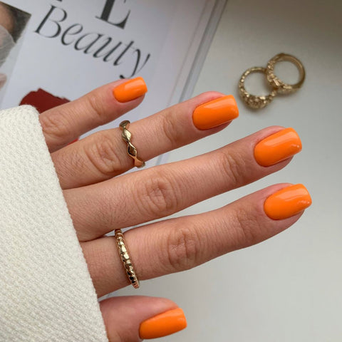 Vierkante nagels in neonoranje