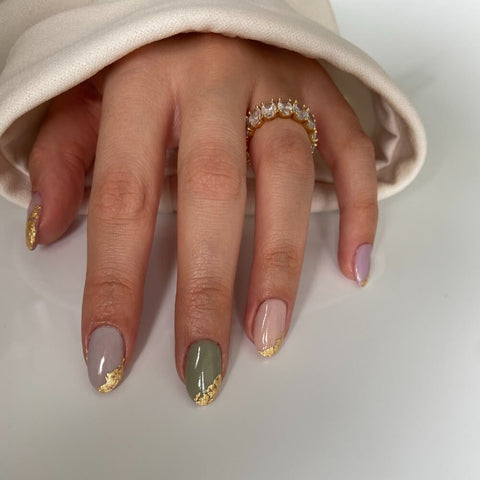 Mismatched Nagel Design mit Goldenen French Details