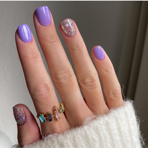 Korte nagels in paars met glitter