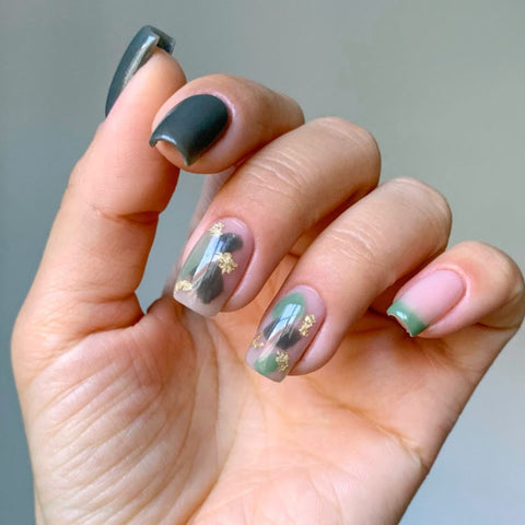 Vierkante nagels met abstracte groene nagels