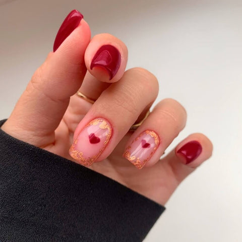 Nagel Design mit Rose Folie und feinen Herz Details in Rot und Rosa