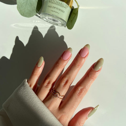 Schlichtes Modern French Nail Design matcha