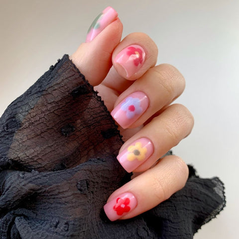 Vierkante nagels met kleurrijke bloemen