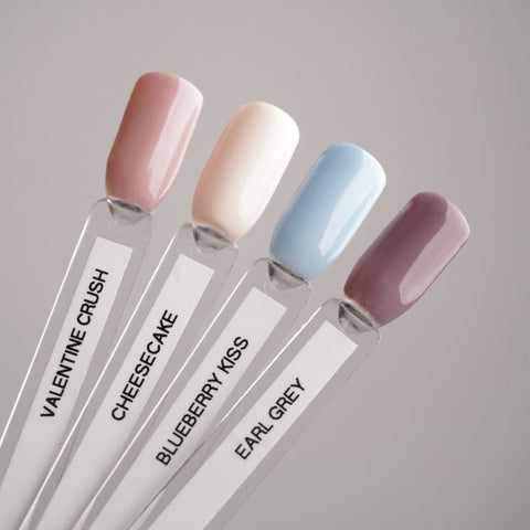 Ongles de présentation dans les couleurs rose, crème, bleu, gris.