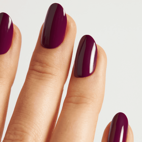 Nageldesign in dunklem Violett