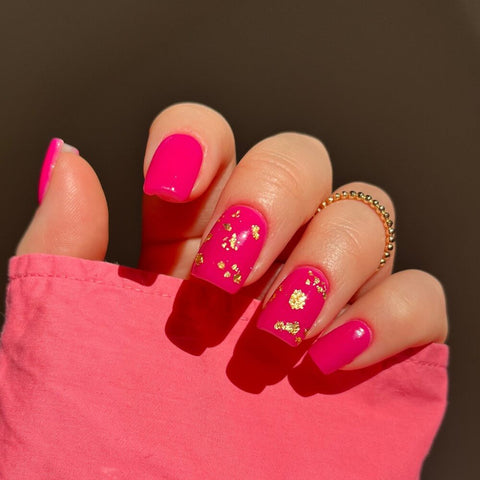 Pinke Neon Nägel mit Gold Folie