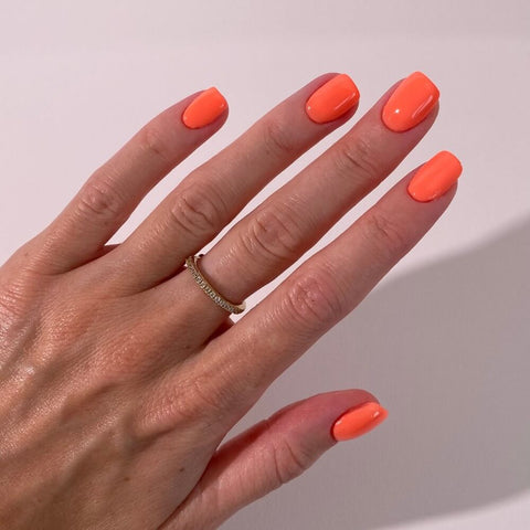 Knalliges Neon Orange Nagel Design