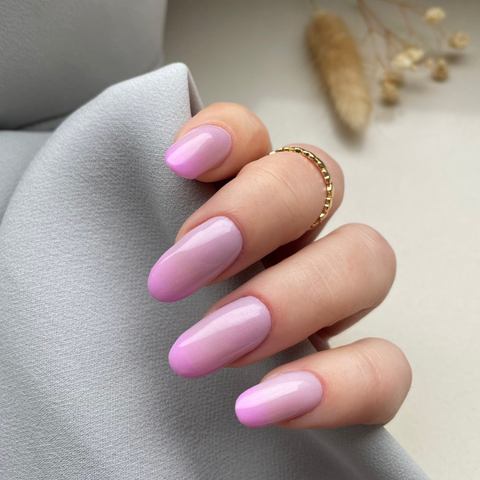 De ovale roze ombré nagels