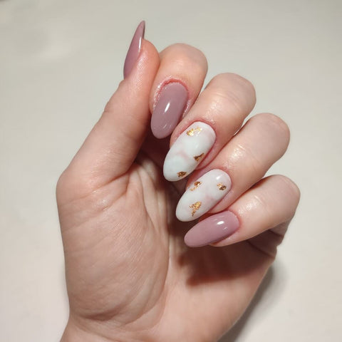 Feines Marmor Nagel Design mit einem Nude Ton und Weißen Nagel Designs mit Rosefolie