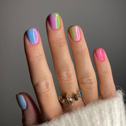 Ombre Mismatched Nägel Design mit verschiedenen Farben