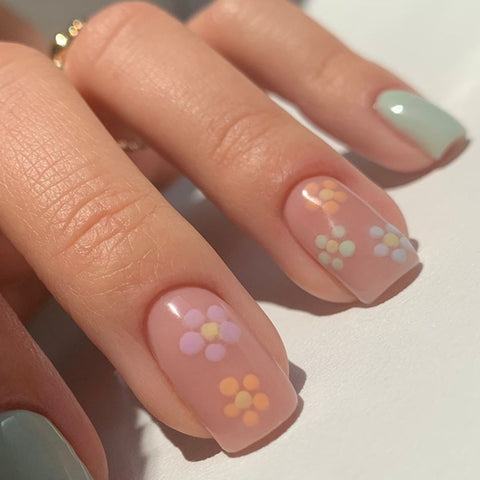 Vierkante nagels met bloemenpatroon in pastelkleuren