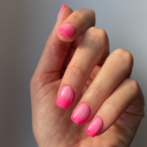 De nagels met een roze ombré