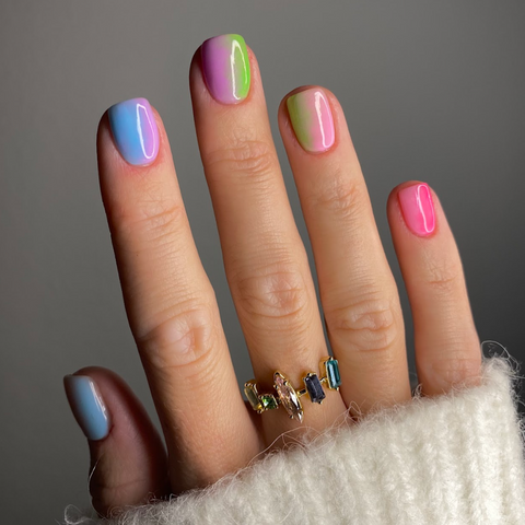 De nagels met een kleurrijk ombré-look