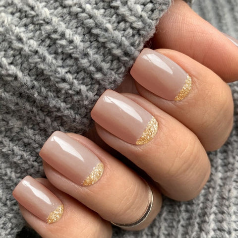 Vierkante nagels in nude met glitters