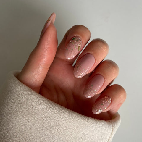 Nude Nageldesign mit Glitzer