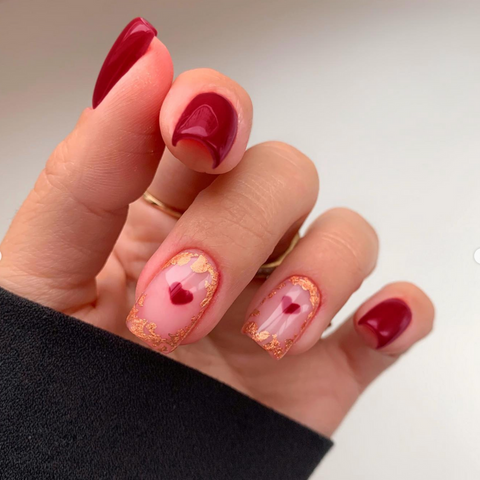Vierkante nagels in rood en roze met harten