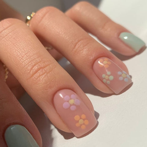 Eckige Nägel mit Pastell-Blumen