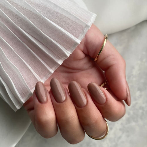 Dunkles Nude Nail Design