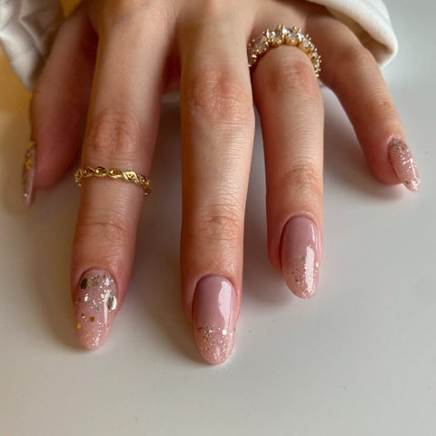 Nude Nagel Design mit Glitzer