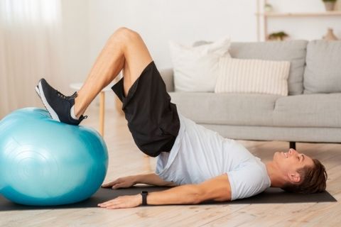 Beinbeuger Übung mit Gymnastikball - zuhause trainieren