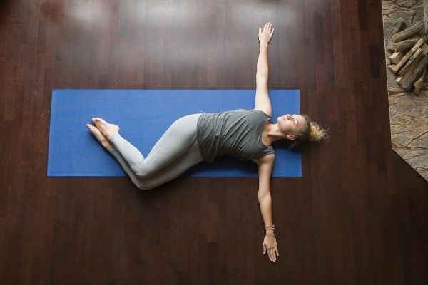 Yin Yoga Übung: Liegende Drehung