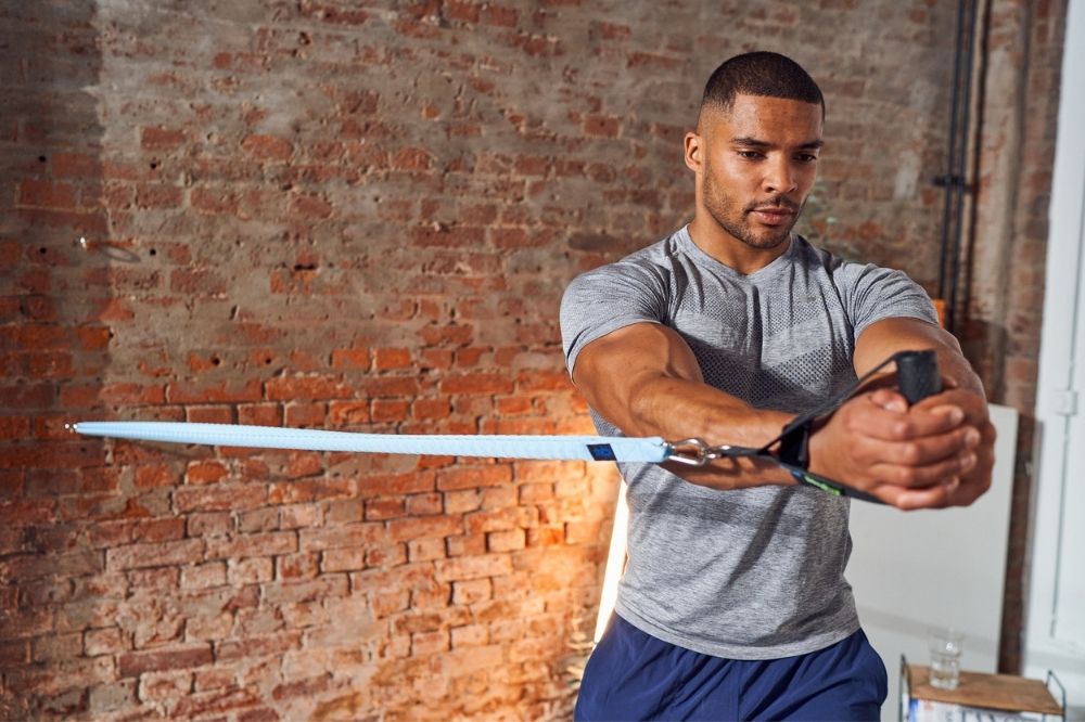 Workout für Muskelaufbau zuhause: Trainingsplan mit Resistance Band