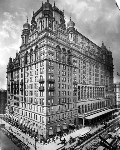 foto in bianco e nero di un hotel di new york Waldorf Astoria Hotel