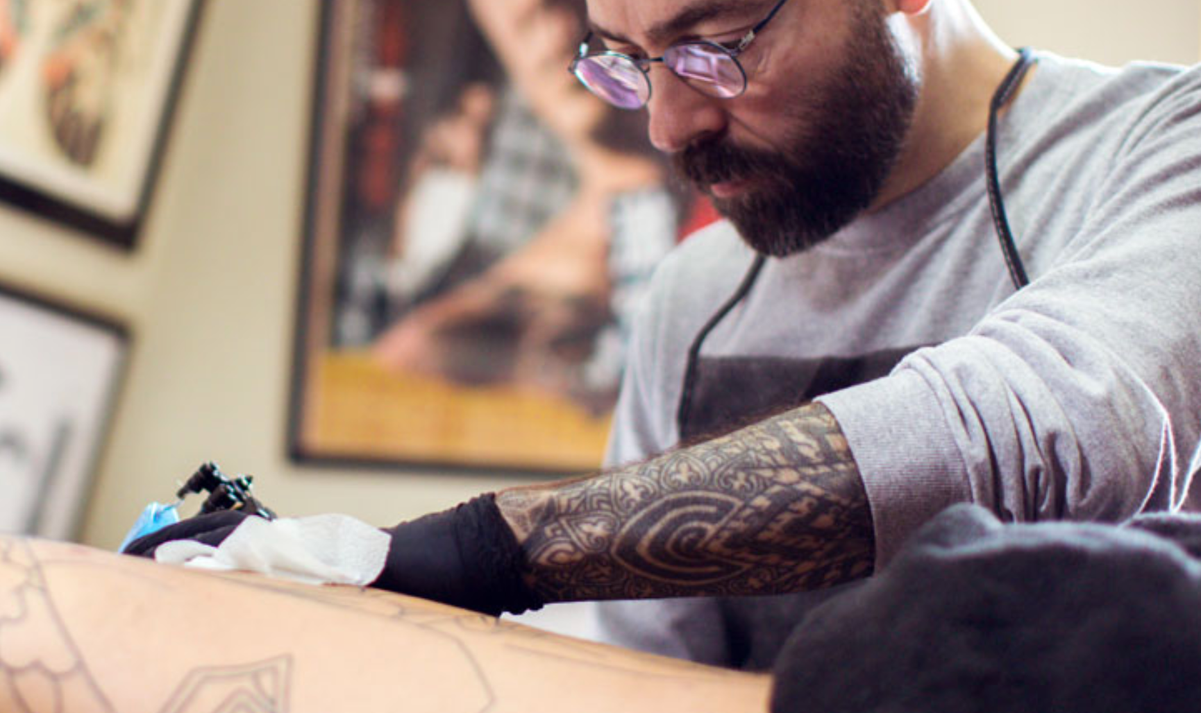 Luca Ortis tattooing