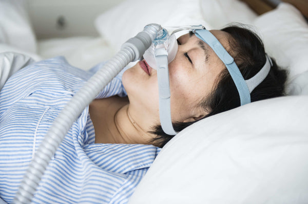 woman sleeping with cpap machine