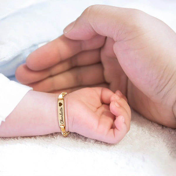 Offrir un bracelet personnalisé pour bébé : le cadeau parfait