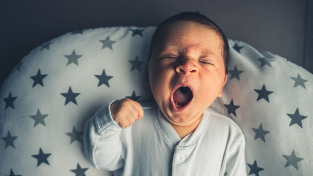  bébé pleure de fatigue mais ne veut pas dormir