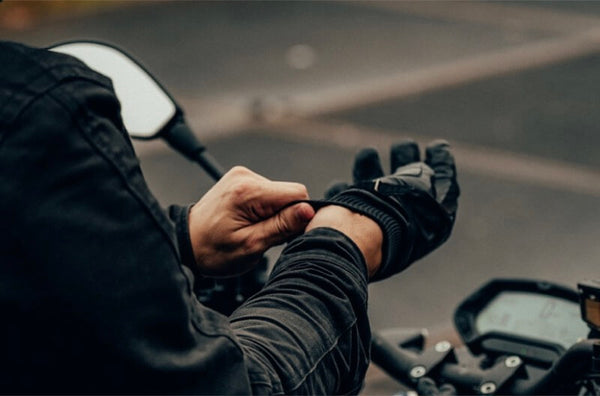Motociclista indossa guanti