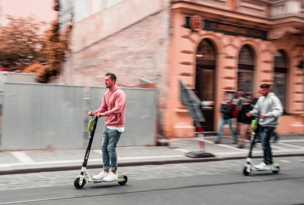 Hommes monte des scooters électriques