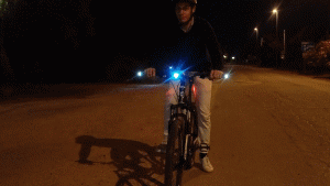 Man on bicycle with WingsLight 360 Fixed frecce per biciclette | CYCL