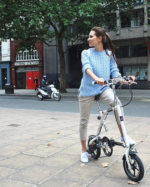 Woman on bicycle with WingLight POP direction turn signals | CYCL