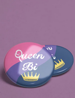 Un badge où est incrit "queen Bi" avec une ilustration de couronne et aux couleurs du drapeau de la bisexualité